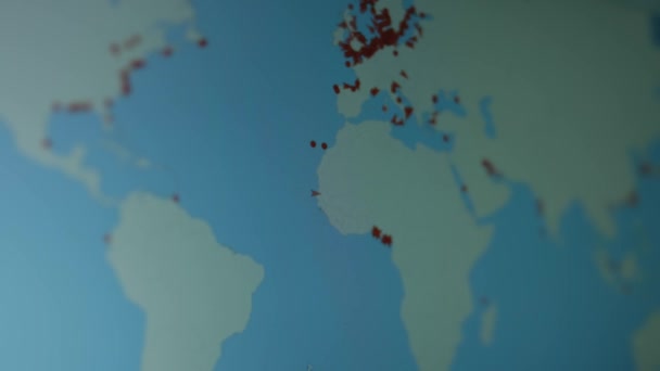 Dünya haritasındaki askeri gemilerin yeri bilgisayar ekranında. Güney Amerika kıyı şeridinde savaş gemileri - Video, Çekim