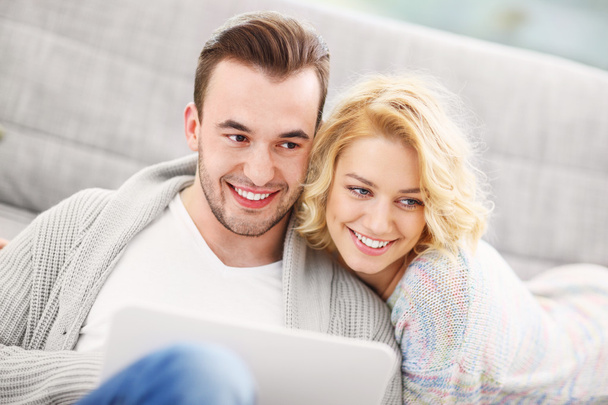 Ρομαντικό ζευγάρι με φορητό υπολογιστή στο σαλόνι - Φωτογραφία, εικόνα