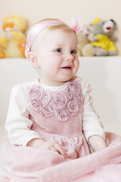 幼児の女の子の身に着けているピンクのドレスに座っての肖像画 - 写真・画像
