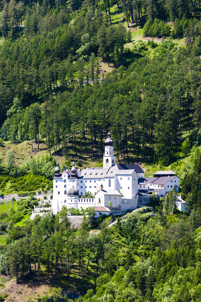 Монте Марія абатство поблизу Burgusio, Трентіно-Альто-Адідже, Італія - Фото, зображення