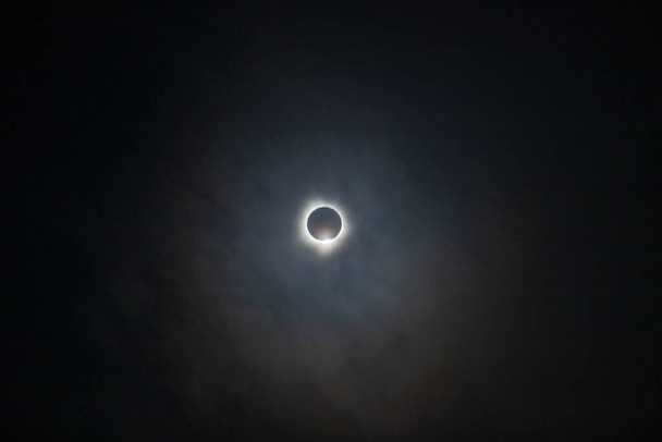 8 квітня 2024 сонячне затемнення, як це видно в Техасі. Високоякісна фотографія - Фото, зображення