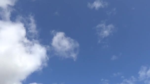 Mavi gökyüzünde hareket bulutlar - Video, Çekim