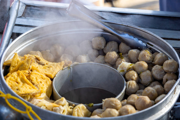 Bakso vendeur (vendeur de boules de viande) sert pour les clients dans un chariot de stalle. Bakso est l'un des plats indonésiens de rue - Photo, image