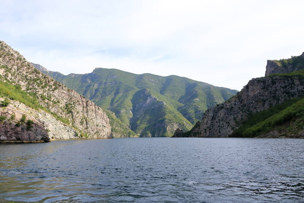 Вид на озеро Коман в Албании - Фото, изображение