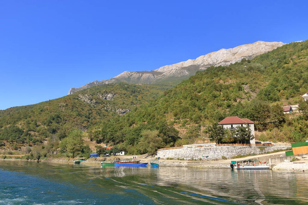 Osídlení u jezera Koman, Albánie - Fotografie, Obrázek