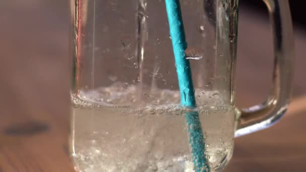 Bebida de refrigerante fizzy servida em vidro bebendo jar close up 4k tiro foco seletivo em câmera lenta - Filmagem, Vídeo