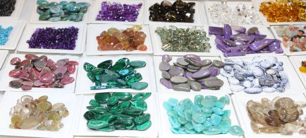 marktkraam verkoop kleurrijke edelstenen voor genezing met behulp van de therapeutische kracht van kristallen - Foto, afbeelding