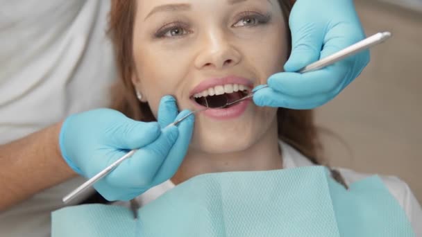 Na het voltooien van de behandeling, de vrouw gelukkig voelt een verbetering in haar glimlach en tandheelkundige gezondheid, dankzij de attente en competente behandeling die ze kreeg in de tandheelkundige kliniek. Hoge kwaliteit - Video