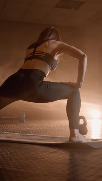 Udržování pružnosti těla prostřednictvím protahování. Sportovkyně se zaměřuje na protahování cvičení zaměřených na rozšíření škály pohybů žen a udržení pružnosti v tréninku fitness. Vysoká - Záběry, video