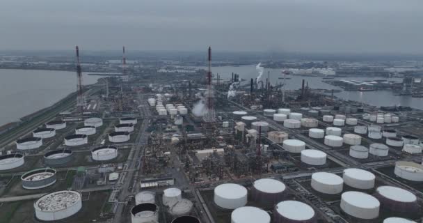Grande raffinerie de craquage pétrochimique dans le port d'Anvers. Production de combustibles fossiles. Vue aérienne dorne au crépuscule. - Séquence, vidéo