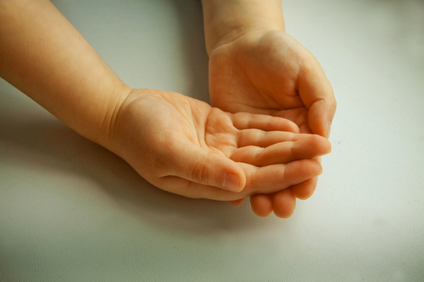 Les mains de l'enfant
 - Photo, image