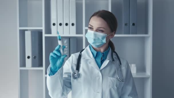 Laboratuvar doktoru bir kadın, bir ilacın özelliklerini araştırmak için şırınga kullanır, belirli bir hastalığın tedavisindeki yeteneklerini analiz eder. Bir eczacı üretimi kontrol eder - Video, Çekim