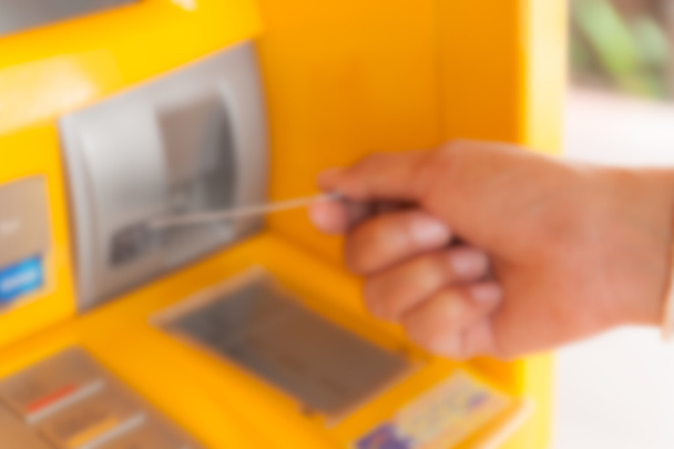 Banka makineye ATM kredi kartı ekleme odak elinden - Fotoğraf, Görsel