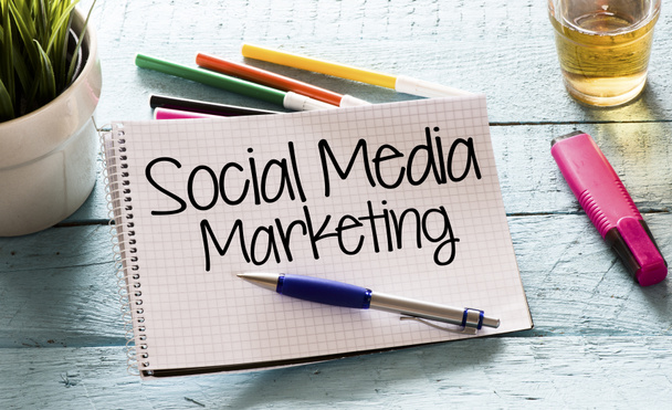 Bloco de notas com marketing de mídia social
 - Foto, Imagem