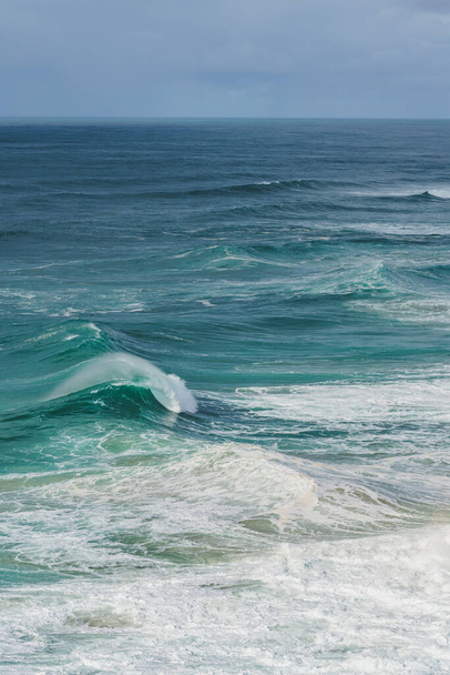 大きな波サーフィンで知られているナザレの凍った白い泡を持つ壮大な波のカール. - 写真・画像