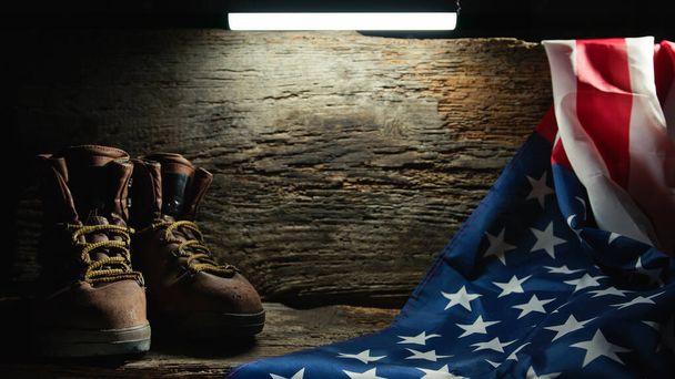 Vojenské věci odletěla poblíž vlajky USA na Den obětí války. - Fotografie, Obrázek