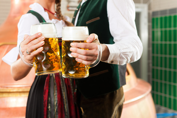 Чоловік і жінка з келихом пива в пивоварні
 - Фото, зображення