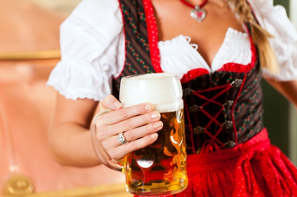 Donna con bicchiere di birra in birreria
 - Foto, immagini