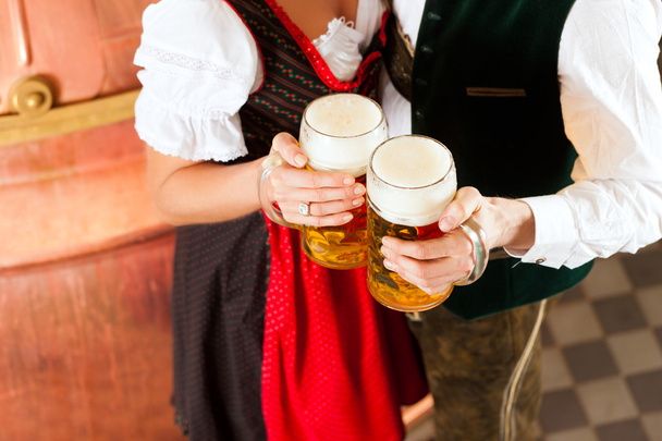 Hombre y mujer con vaso de cerveza en cervecería
 - Foto, Imagen