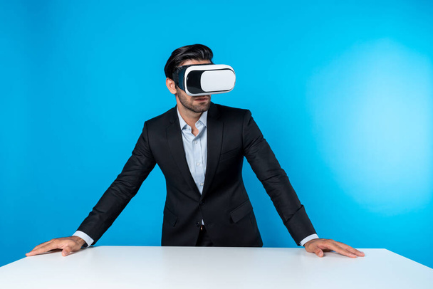 Бізнесмен планує фінансовий план, використовуючи VR окуляри. Професійний менеджер проектів, який шукає і думає маркетингову стратегію, використовуючи окуляри візуальної реальності для з'єднання метаверсій. Відраза. - Фото, зображення