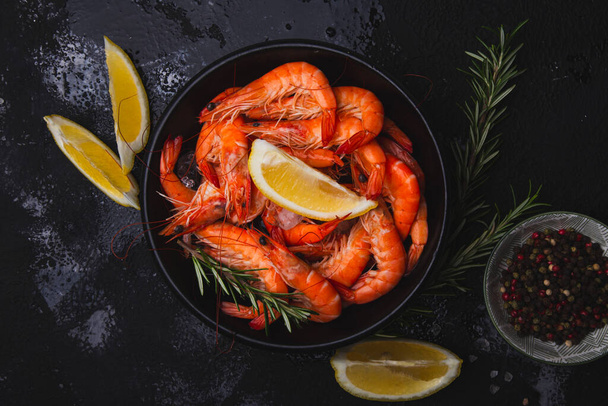 Ужин с морепродуктами, захваченный в миску креветок, подходит для журналов о стиле жизни или диетических блогов. - Фото, изображение