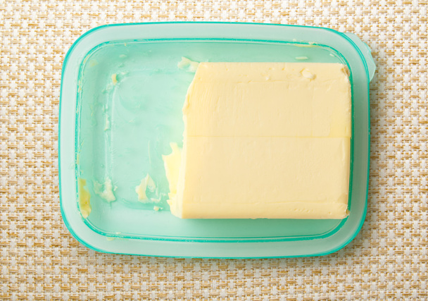 Čerstvé máslo na butterdish - Fotografie, Obrázek