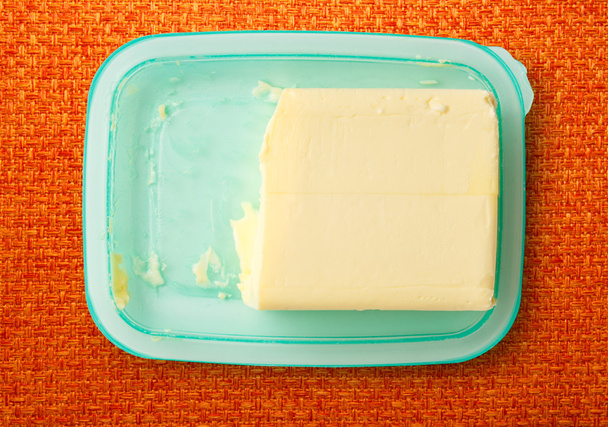 Čerstvé máslo na butterdish - Fotografie, Obrázek