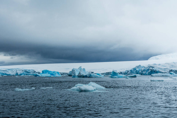 Τηλεπληροφορική τήξης πάγου κατά μήκος της Ανταρκτικής χερσονήσου. - Φωτογραφία, εικόνα