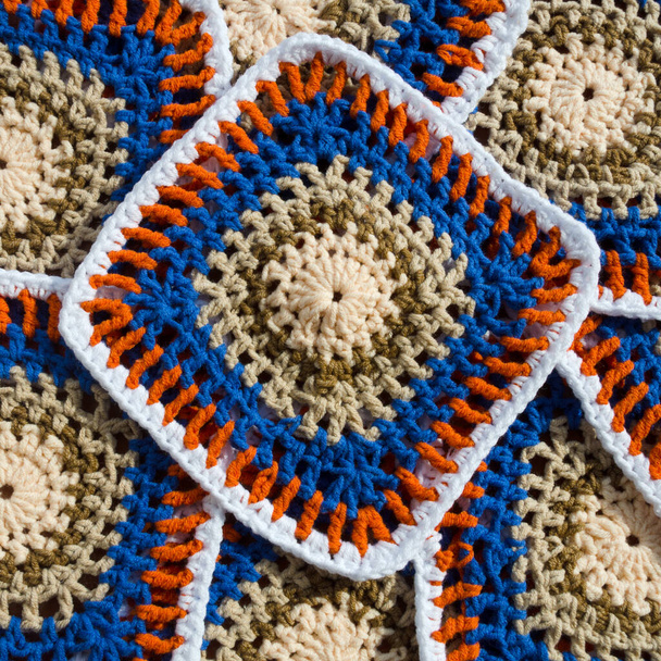 Granny carré en coton coloré. Crochet texture fermer la photo. Bijoux tricotés en zigzag faits main. - Photo, image