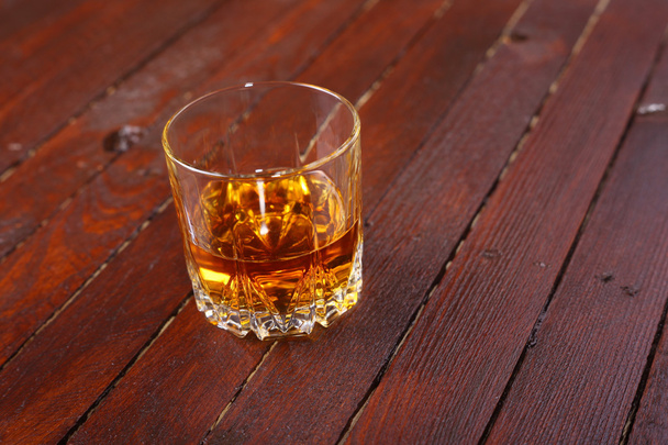 Whisky sobre madera
 - Foto, imagen