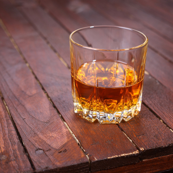 Whisky on wood - 写真・画像