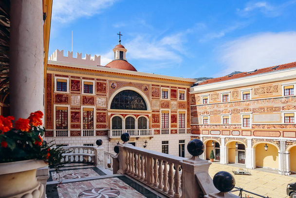 モナコ,モナコ - 2023年9月2日:モナコ王子宮の豪華な中庭 - 写真・画像