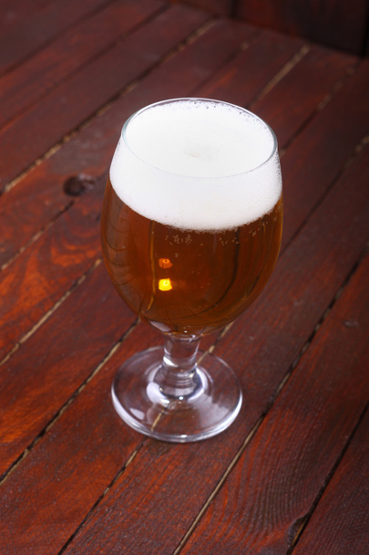 Glas Bier auf Holz - Foto, Bild