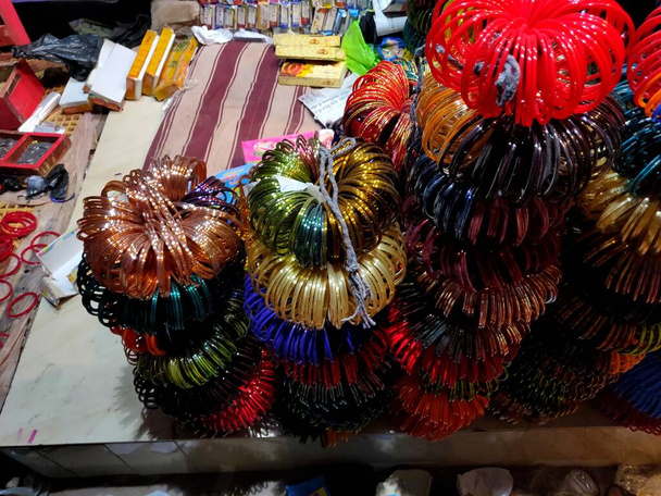 Pakiet kolorowych bransoletek na sprzedaż wzdłuż drogi w indiańskiej wiosce Explore Fancy Bangles - Zdjęcie, obraz