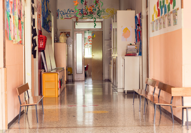 pasillo a un jardín de infantes sin niños
 - Foto, Imagen