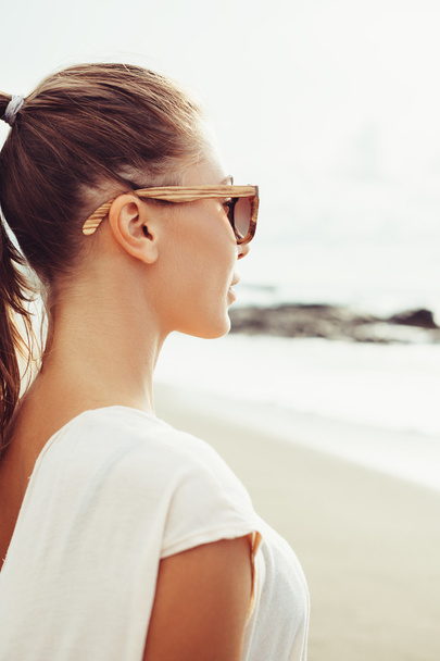 mulher rosto fresco sorrindo na praia da ilha trópica
  - Foto, Imagem