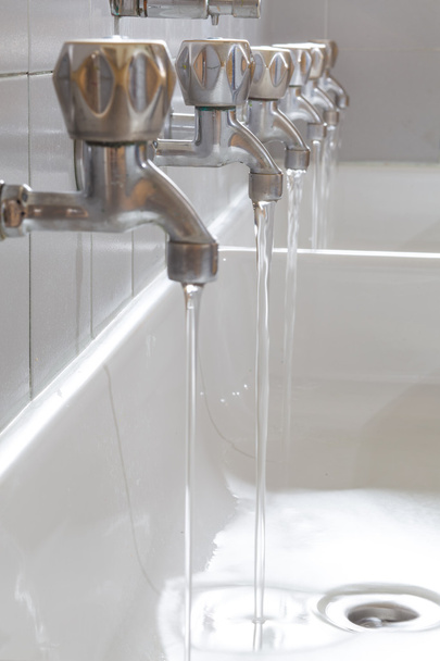 faucets waste water in college - Foto, Bild