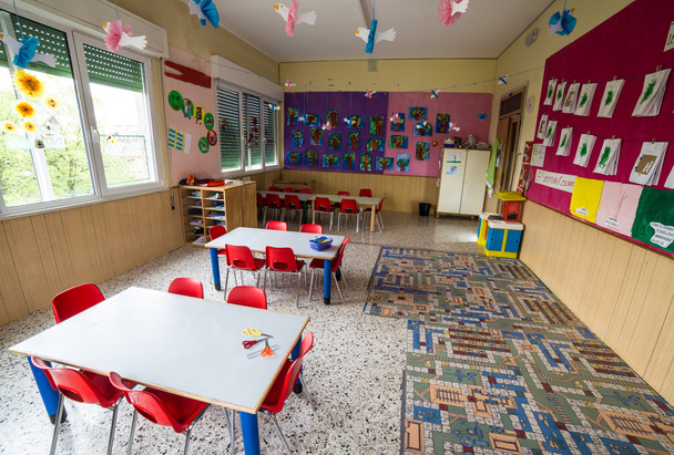 classe maternelle avec tables et petites chaises rouges pour enfants
 - Photo, image