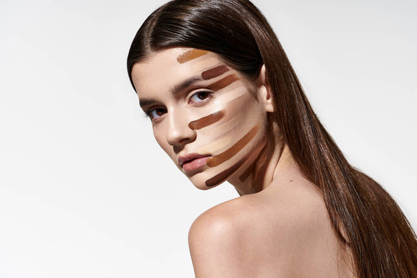 Attraktive Frau präsentiert ihre Schönheit mit Make-up im Gesicht, einschließlich Stiftung. - Foto, Bild