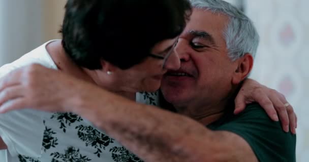 Счастливые объятия и любовь старшей пары. Пожилой супруг целует и обнимает мужа в любящей манере, подлинные радостные старомодные отношения, подлинные партнеры в старости - Кадры, видео