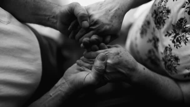 United Hands of Elderly Puoliso ja aviomies, Lähikuva Näytetään rakkautta ja tukea, ylhäältä näkökulmasta tiukka lähikuva dramaattinen musta ja valkoinen - Materiaali, video