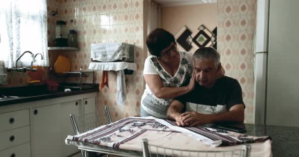 Der gealterte Ehemann kämpft mit psychischen Problemen, der unterstützende Ehepartner hilft in altersbedingten Krisen, die emotionale Szene in der Küche. Unterstützung und Hilfe für eine intime Beziehung - Filmmaterial, Video