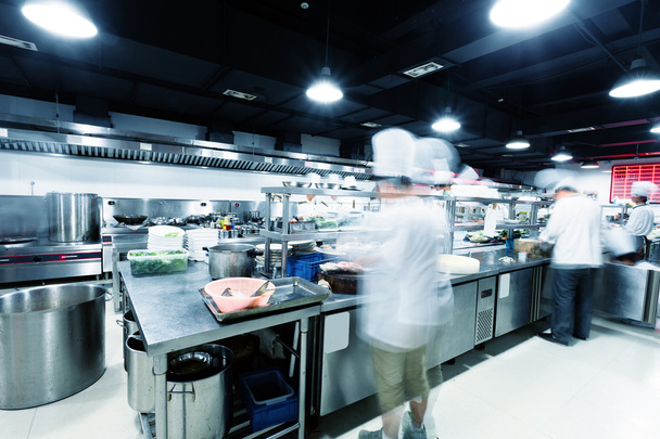Moderne Küche und umtriebige Köche im Hotel - Foto, Bild