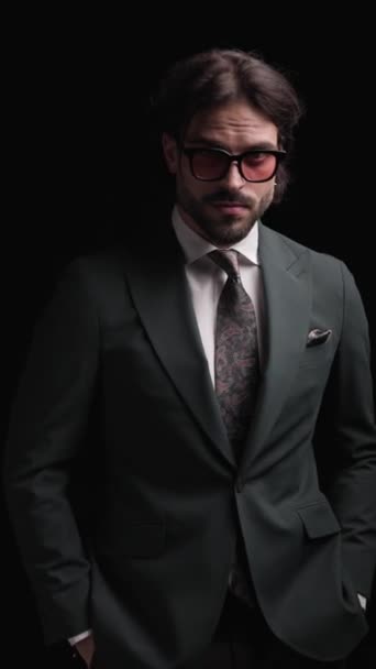 вертикальное видео сексуального бородатого бизнесмена с руками в карманах, трогательной бородой и мыслями на тёмном фоне - Кадры, видео