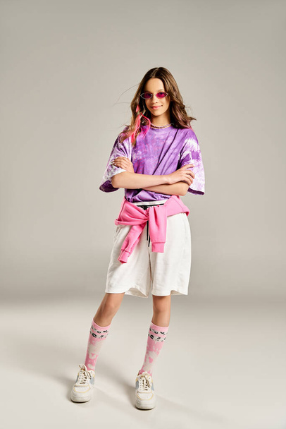 Una adolescente con estilo en una camisa púrpura y falda blanca posa con gracia. - Foto, Imagen