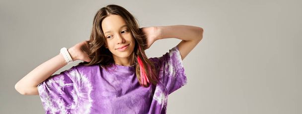 Μια μοντέρνα έφηβη με μωβ πουκάμισο που ποζάρει για μια φωτογραφία.. - Φωτογραφία, εικόνα