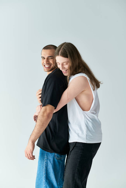 Una pareja gay cariñosa, dos hombres, se abrazan en un cálido abrazo de apoyo. - Foto, imagen