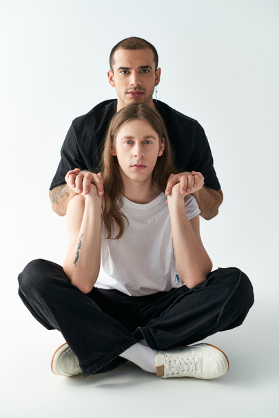 Deux hommes en posture de yoga synchronisée. - Photo, image