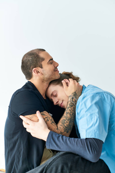 Un momento de ternura entre dos hombres abrazándose. - Foto, imagen