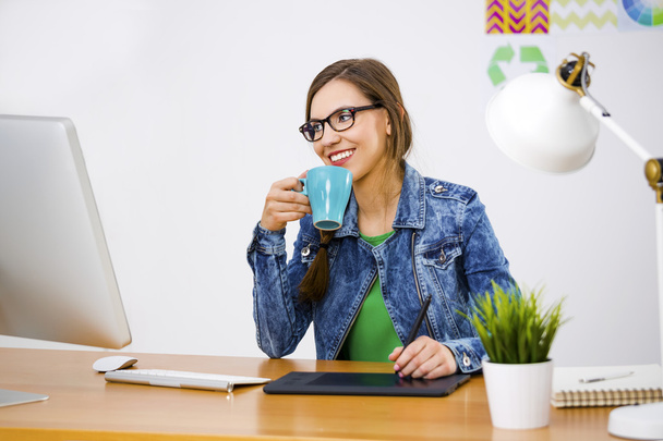 Woman working at desk In a creative office - Zdjęcie, obraz